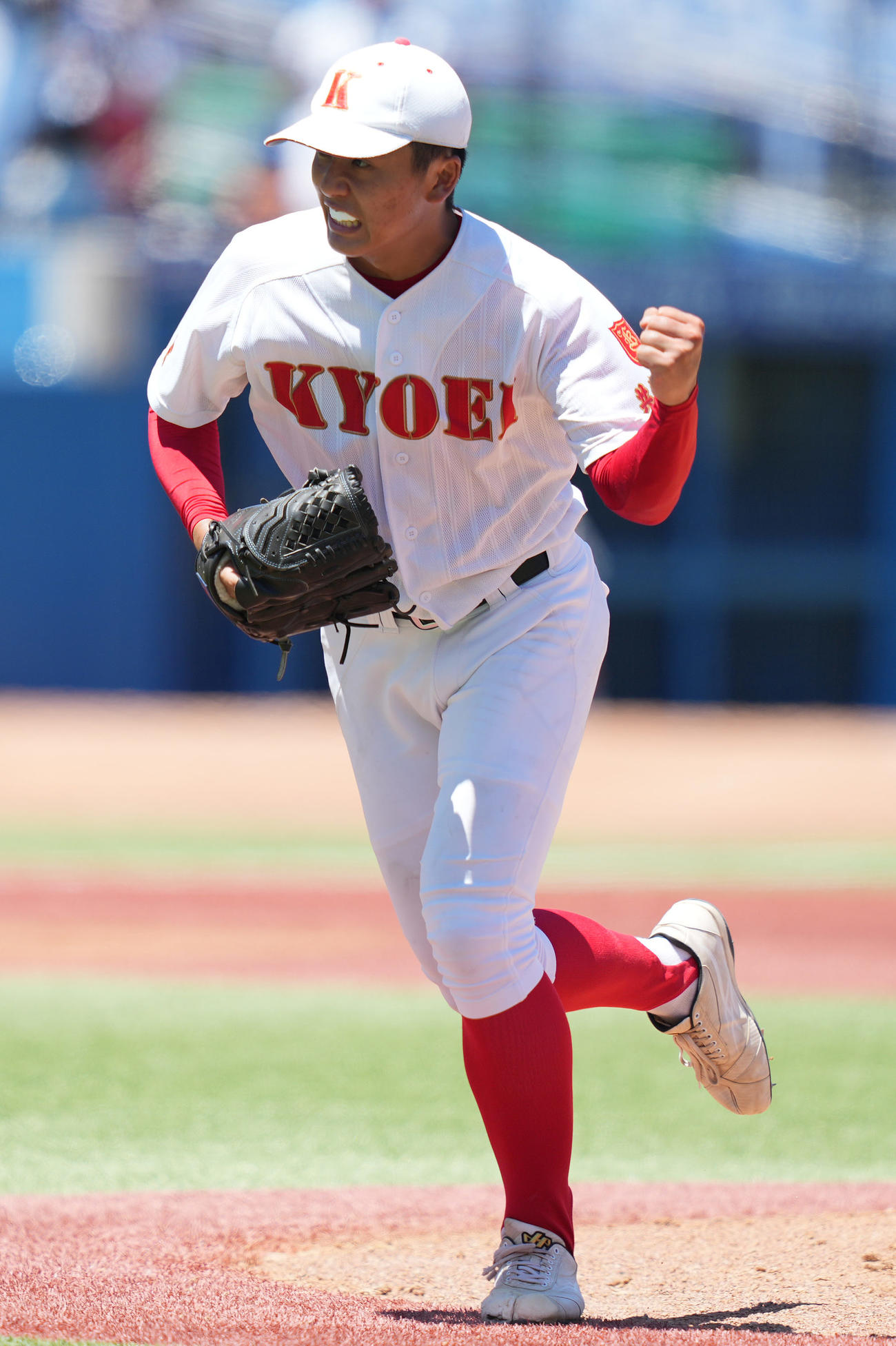 共栄学園対東亜学園　6回裏東亜学園2死一、三塁、大沢を空振り三振に仕留めガッツポーズする茂呂（撮影・鈴木みどり）