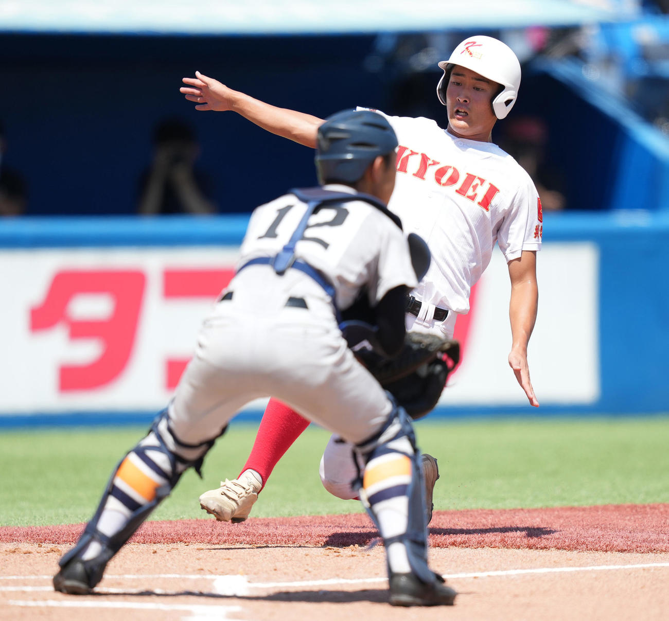 共栄学園対東亜学園　1回表共栄学園無死一、二塁、横田の先制の左前適時打で生還する二塁走者笹本（撮影・鈴木みどり）
