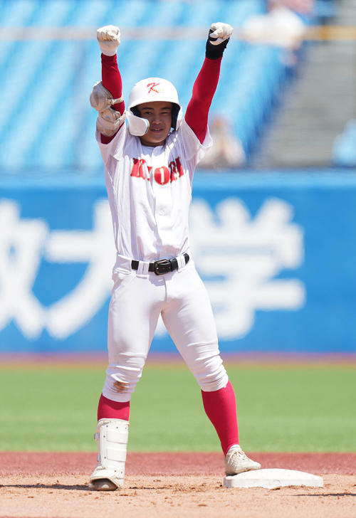 共栄学園対東亜学園 1回表共栄学園2死二塁、右適時二塁打を放った前田は両手を突き上げる(撮影・鈴木みどり)