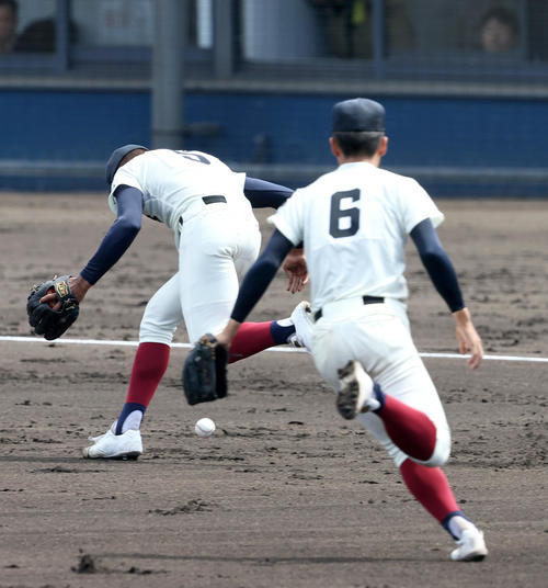 履正社対大阪桐蔭 2回表履正社1死二、三塁、只石の三ゴロ失策の間に三走西田(右)が先制生還する。左は投手前田悠撮影・上山淳一)