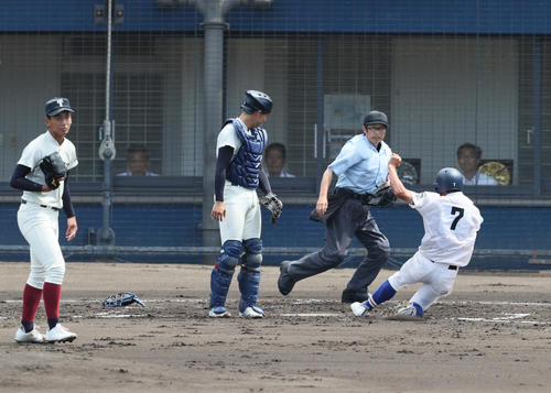 履正社対大阪桐蔭 2回表履正社1死二、三塁、只石の三ゴロ失策で三走西田(右)が先制生還する。左は投手前田(撮影・上山淳一)