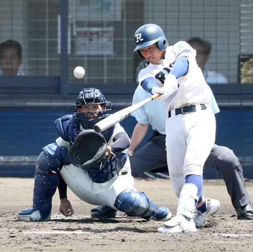 履正社対大阪桐蔭 4回表履正社2死満塁、野上は左2点前適時打を放つ(撮影・上山淳一)