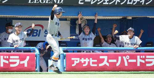 共栄学園対東亜学園 4回裏東亜学園1死一、二塁、佐藤の右2点適時二塁打に盛り上がるベンチ(撮影・鈴木みどり)