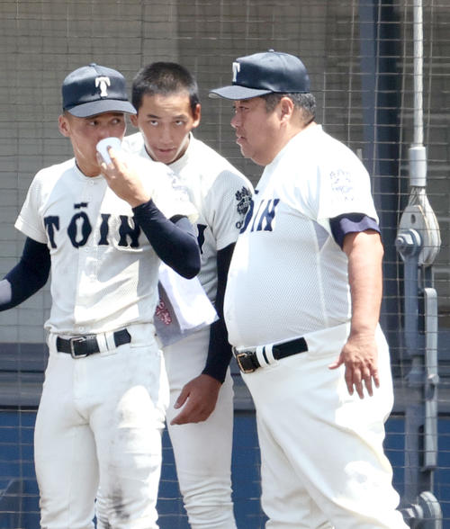 履正社対大阪桐蔭 6回裏の攻撃を前に、大阪桐蔭の西谷監督(右)は前田(中央)に耳打ちする(撮影・上山淳一)
