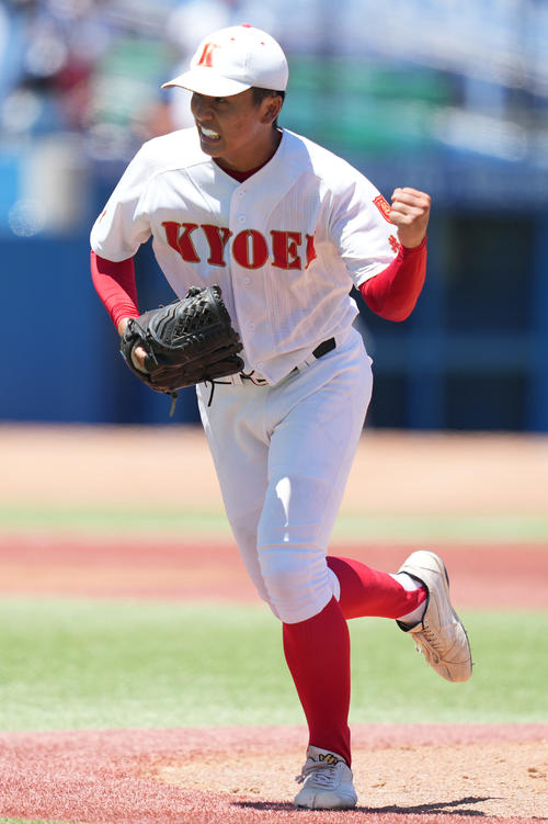 共栄学園対東亜学園 6回裏東亜学園2死一、三塁、大沢を空振り三振に仕留めガッツポーズする茂呂(撮影・鈴木みどり)