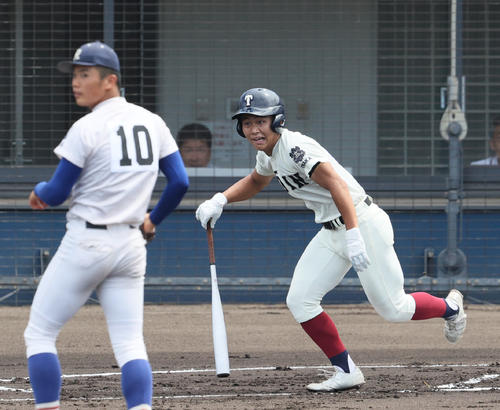 履正社対大阪桐蔭 1回裏大阪桐蔭2死、徳丸は中前打を放つ。投手福田(撮影・上山淳一)