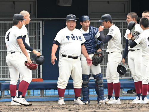 履正社対大阪桐蔭 ナインと円陣を組む大阪桐蔭・西谷浩一監督(撮影・石井愛子)