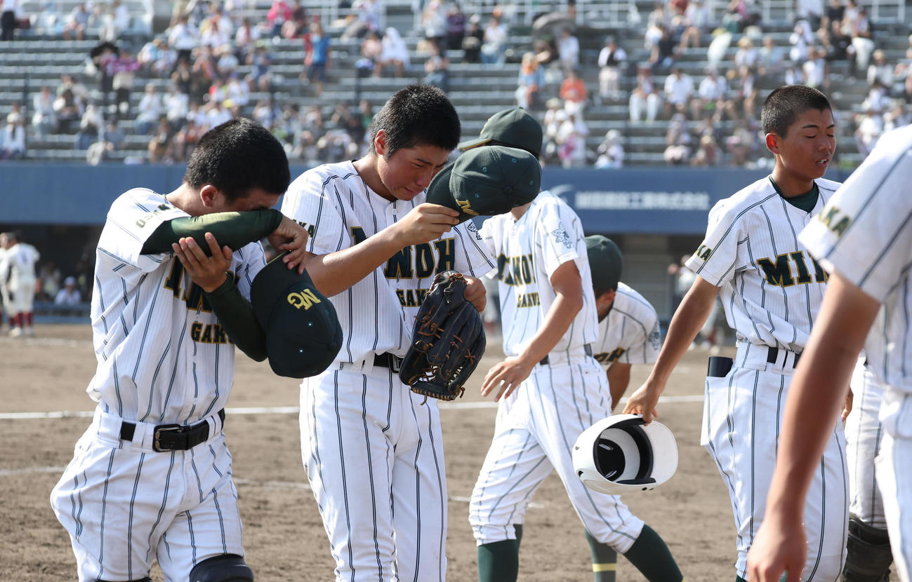 箕面学園対大阪桐蔭　大阪桐蔭にサヨナラ負けを喫し、涙を流す箕面学園ナイン（撮影・白石智彦）