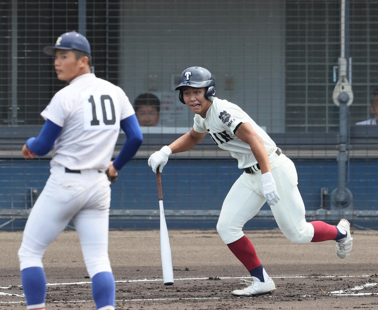 履正社対大阪桐蔭　1回裏大阪桐蔭2死、徳丸は中前打を放つ。投手福田（撮影・上山淳一）