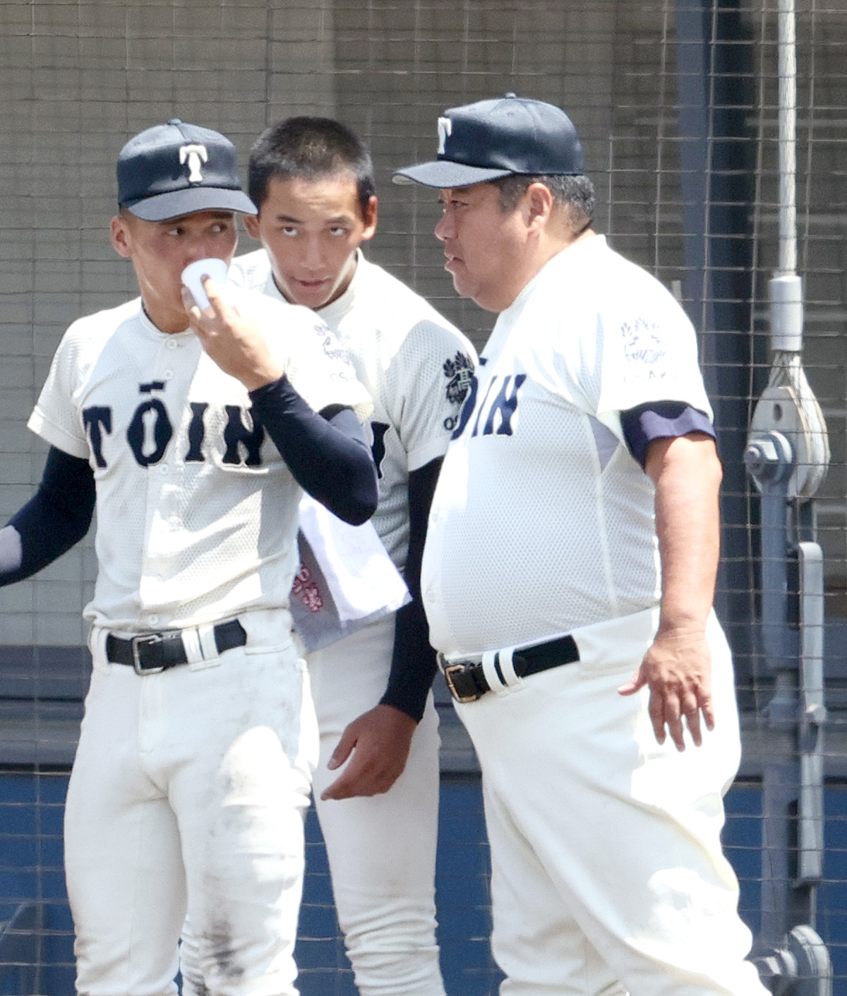 履正社対大阪桐蔭　6回裏の攻撃を前に、大阪桐蔭の西谷監督（右）は前田（中央）に耳打ちする（撮影・上山淳一）