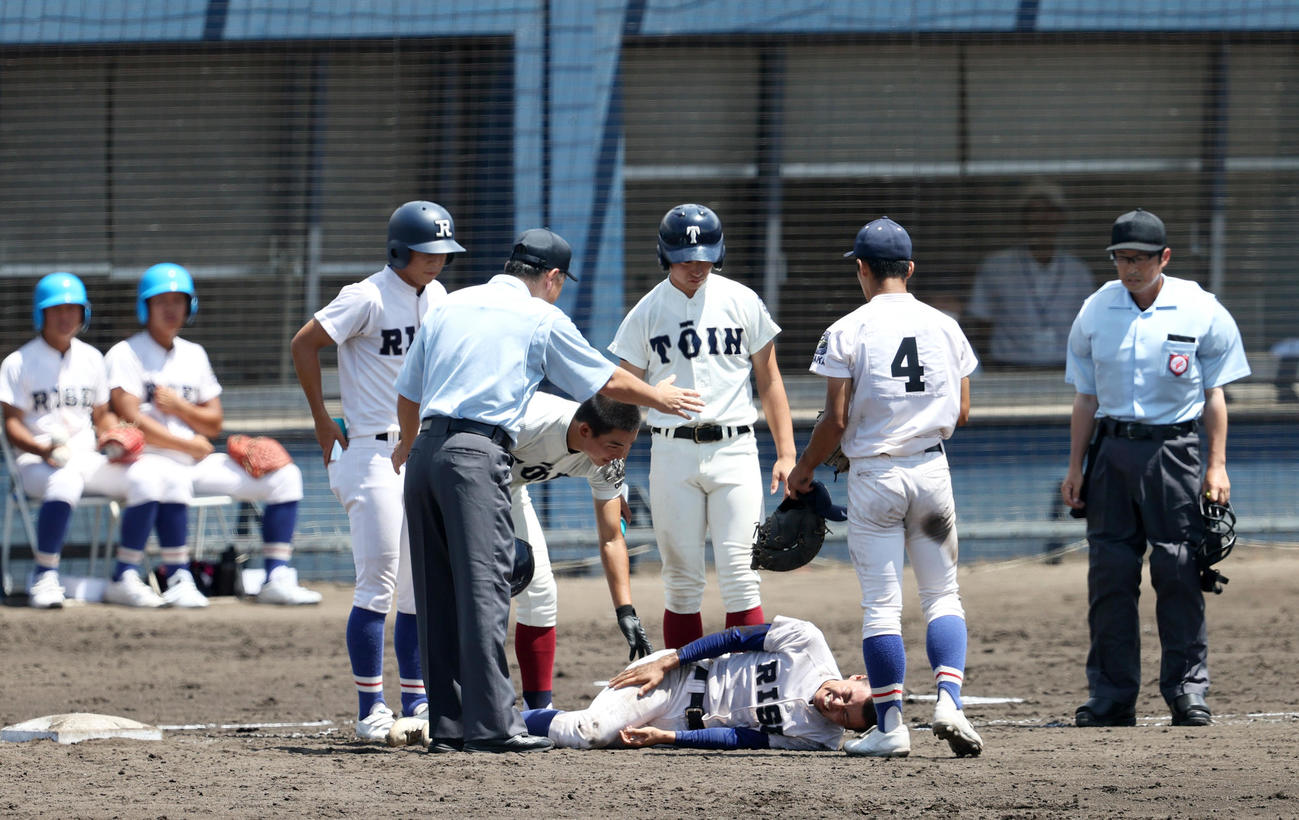 履正社対大阪桐蔭　4回裏大阪桐蔭無死、一塁手小川輝（右から3人目）は遊ゴロに倒れた山田太成と交錯する（撮影・上山淳一）