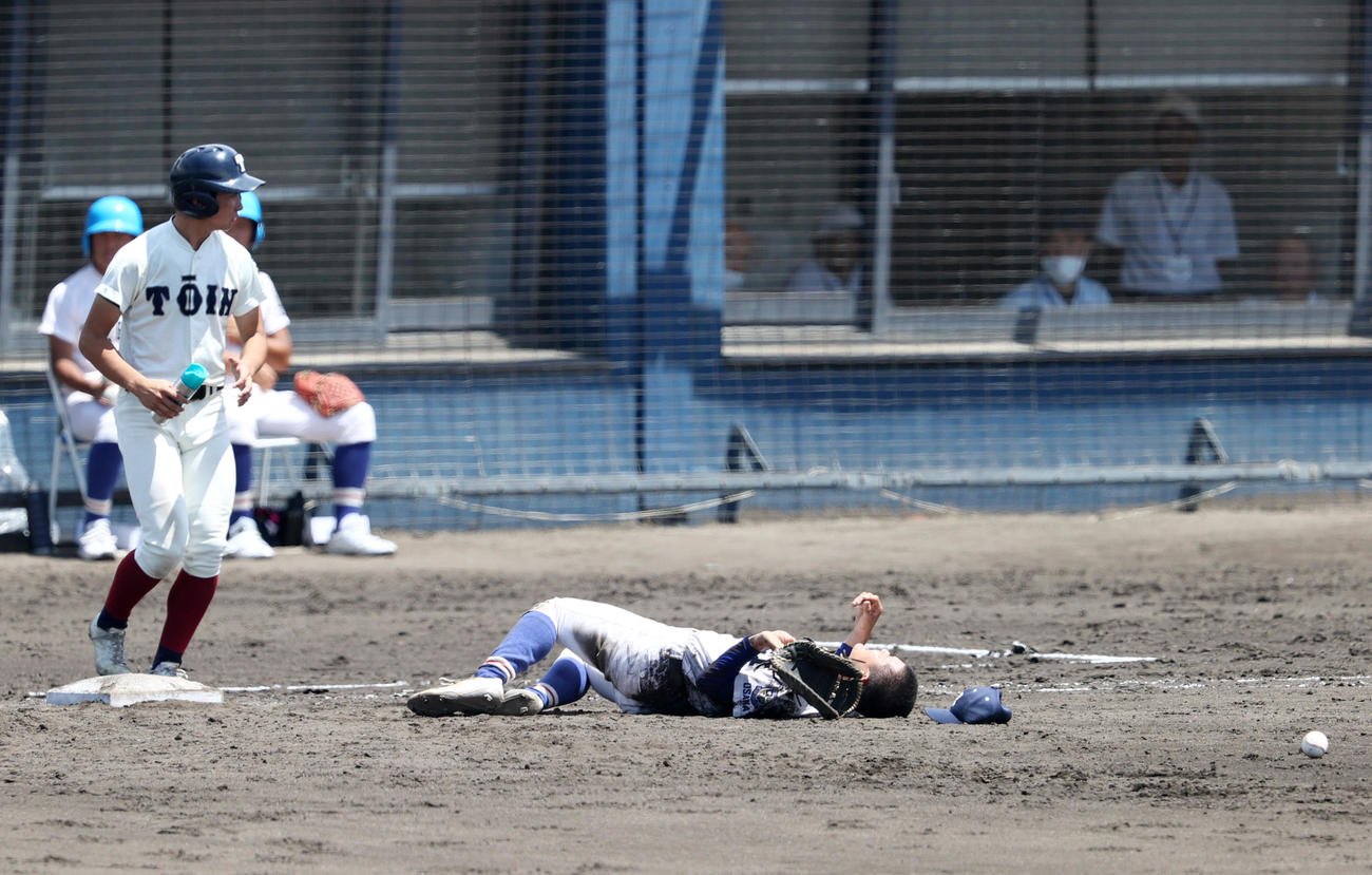 履正社対大阪桐蔭　4回裏大阪桐蔭無死、一塁手小川（右）は遊ゴロに倒れた山田と交錯し倒れる（撮影・上山淳一）