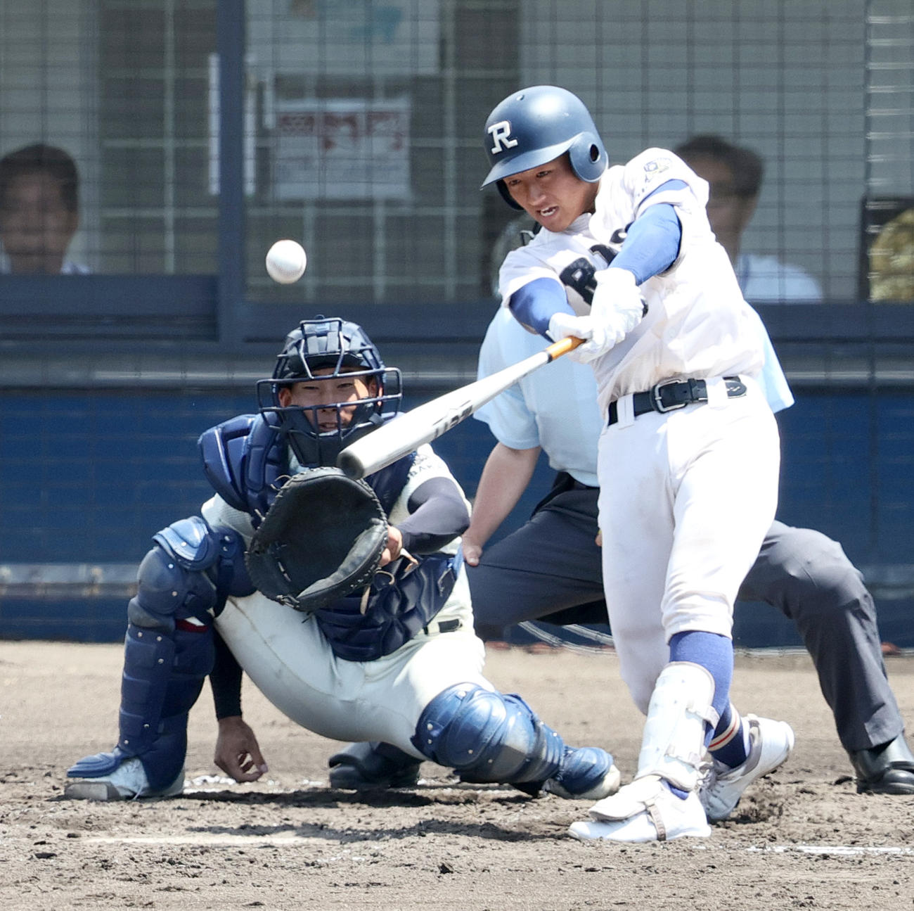 履正社対大阪桐蔭　4回表履正社2死満塁、野上は左2点前適時打を放つ（撮影・上山淳一）