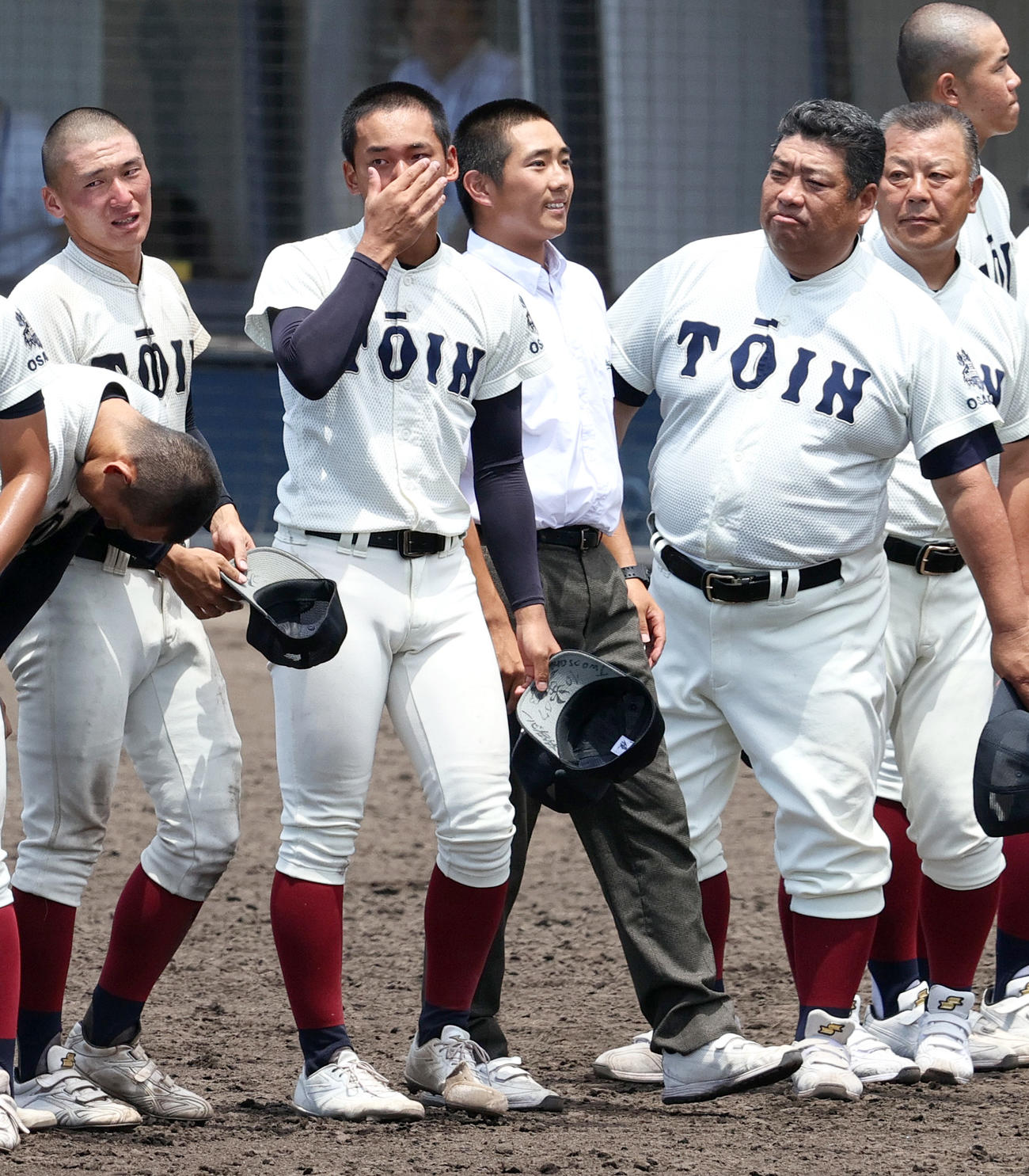 履正社対大阪桐蔭　履正社に敗れ、目を押さえる大阪桐蔭前田（左から2人目）。同4人目は西谷監督（撮影・上山淳一）