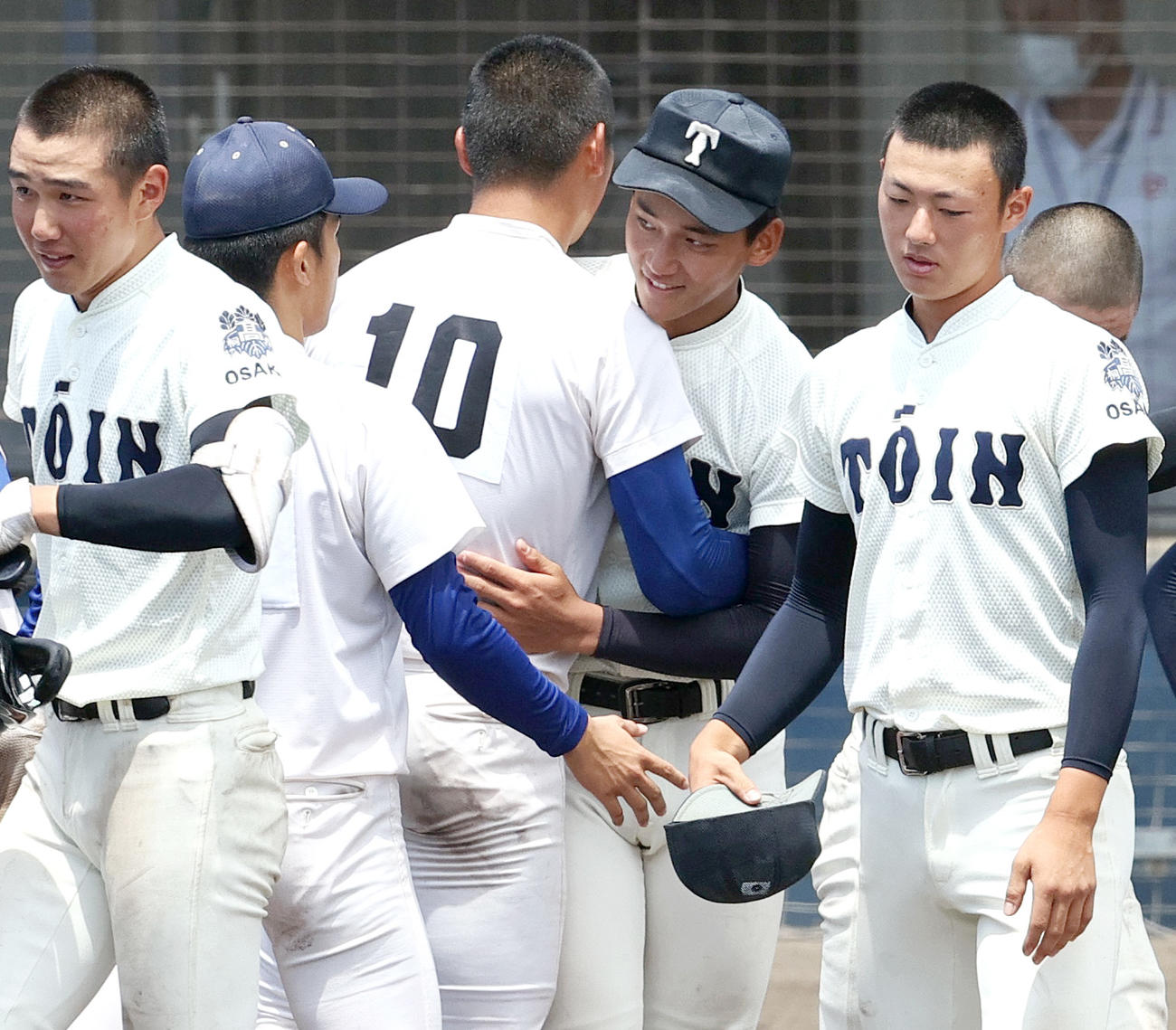 履正社対大阪桐蔭　試合を終え履正社福田（左から3人目）と抱き合って健闘をたたえ合う大阪桐蔭前田（同4人目）（撮影・上山淳一）