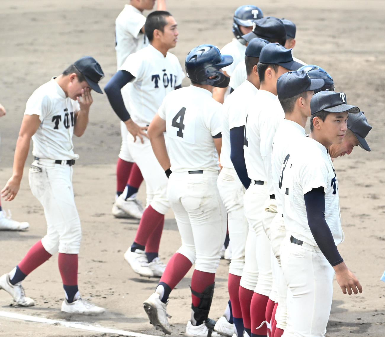 履正社対大阪桐蔭　履正社に敗れ肩を落とす大阪桐蔭ナイン、前田悠伍（右手前）（撮影・石井愛子）
