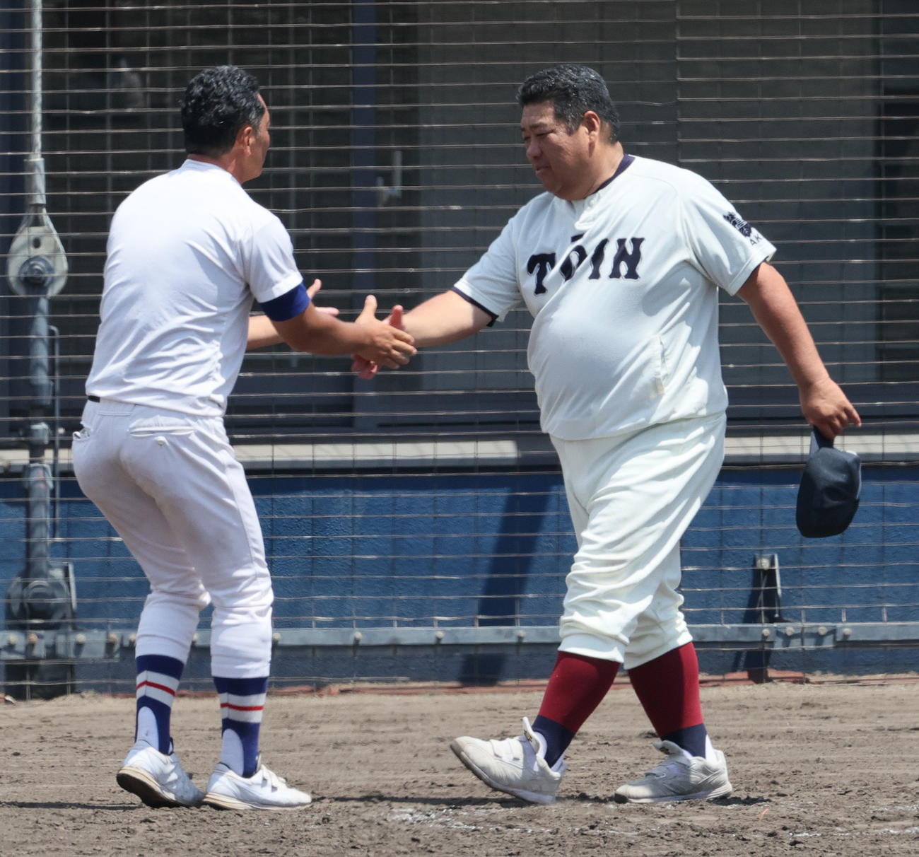 履正社対大阪桐蔭　試合後、優勝した履正社の多田監督（左）を祝福する大阪桐蔭の西谷監督（撮影・上山淳一）