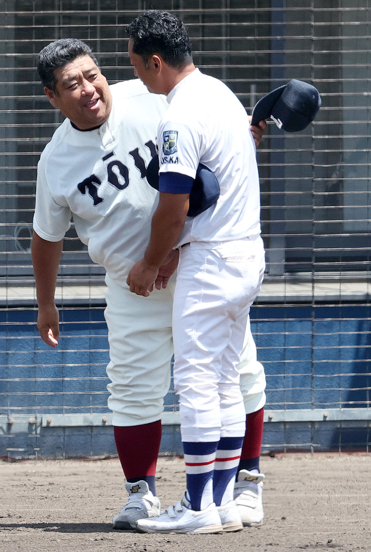 履正社対大阪桐蔭　試合後、優勝した履正社の多田監督（右）を祝福する大阪桐蔭の西谷監督（撮影・上山淳一）
