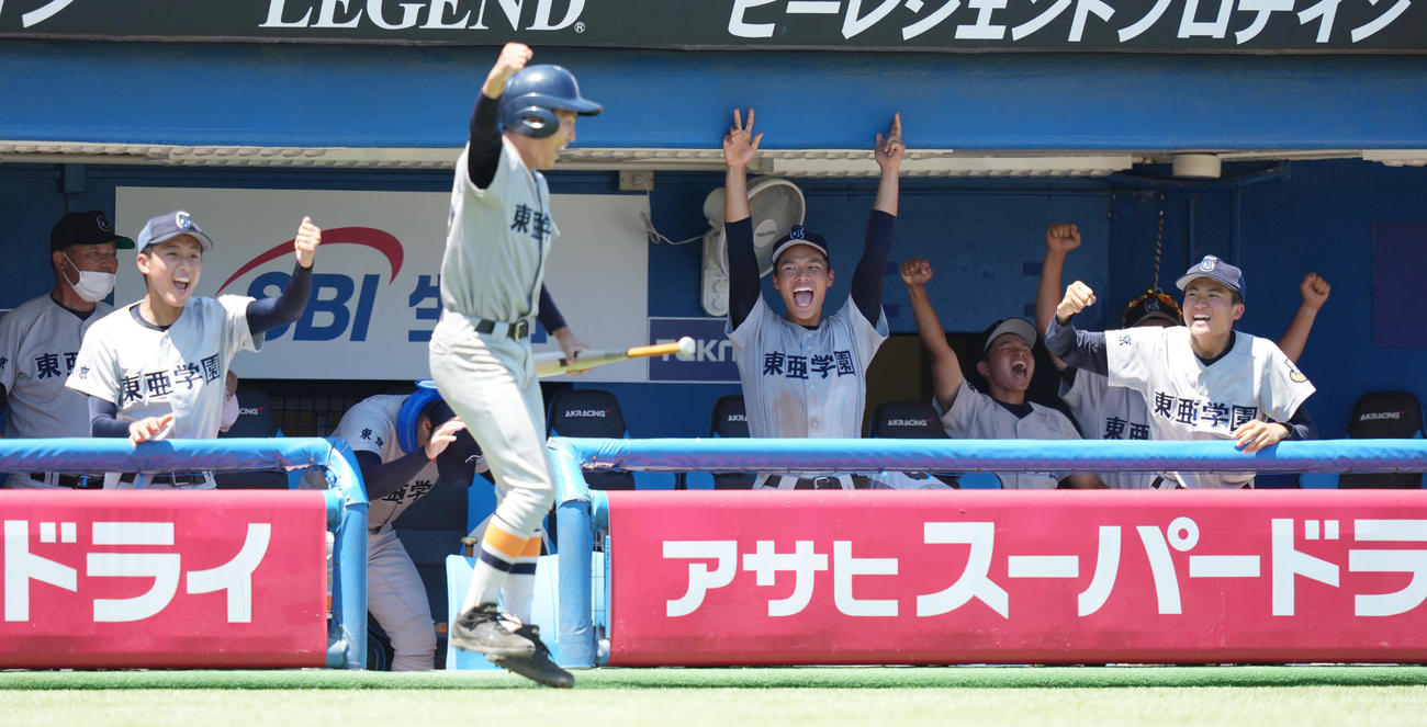 共栄学園対東亜学園　4回裏東亜学園1死一、二塁、佐藤の右2点適時二塁打に盛り上がるベンチ（撮影・鈴木みどり）