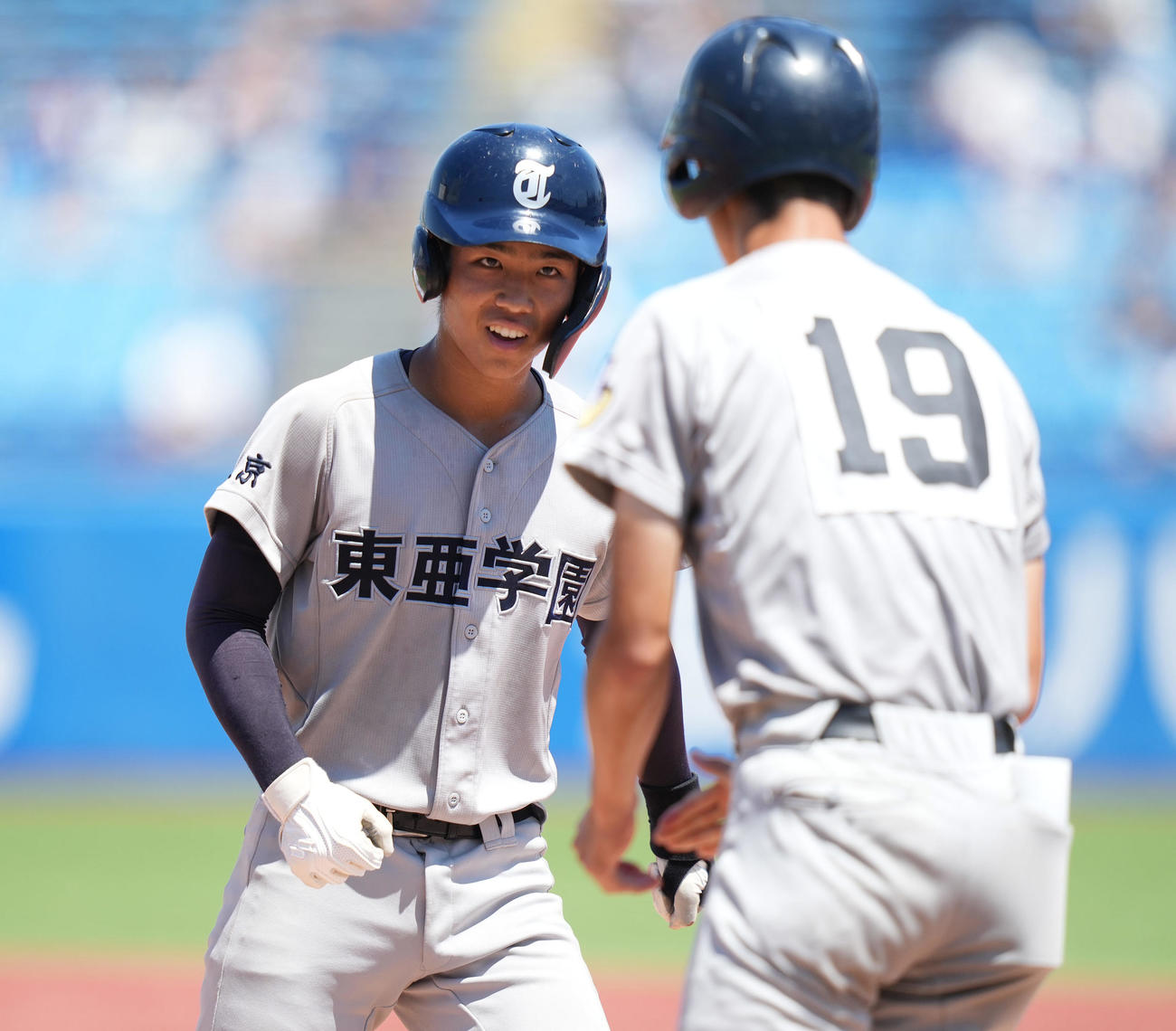 共栄学園対東亜学園　1回裏東亜学園2死一、二塁、左前適時打を放った三浦は笑顔（撮影・鈴木みどり）