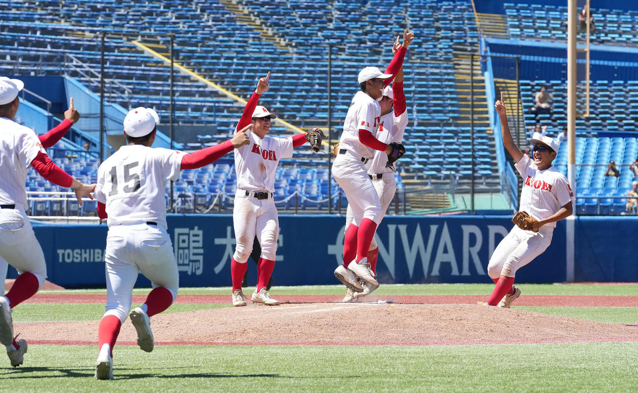 共栄学園対東亜学園　東亜学園に勝利し甲子園出場を決め、歓喜の輪を作る共栄学園ナイン（撮影・鈴木みどり）