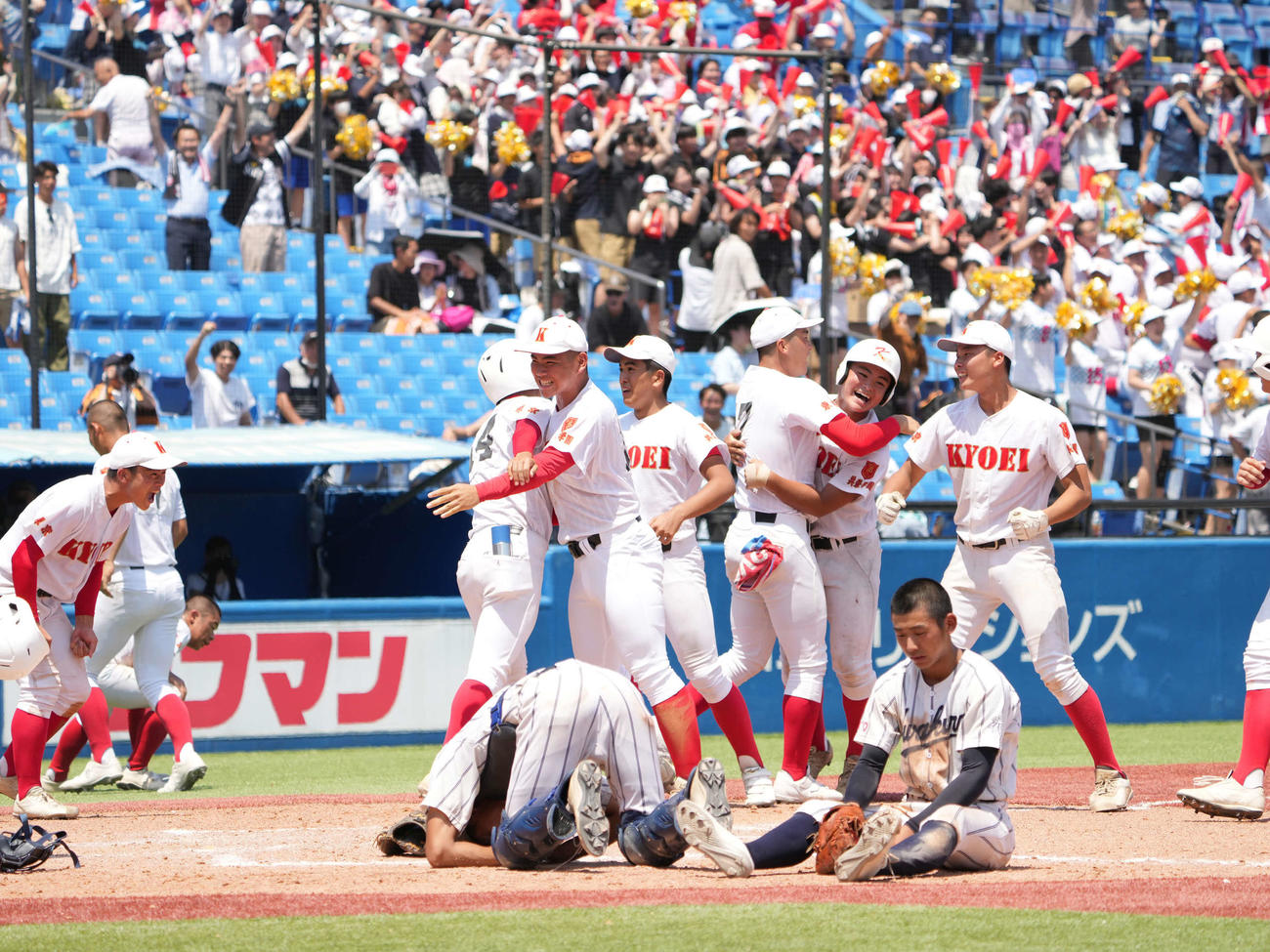 共栄学園対岩倉　サヨナラ失策で決勝進出を決め大喜びの共栄学園ナイン。手前左からがっくりする岩倉・篠原捕手、川上一塁手（撮影・小沢裕）