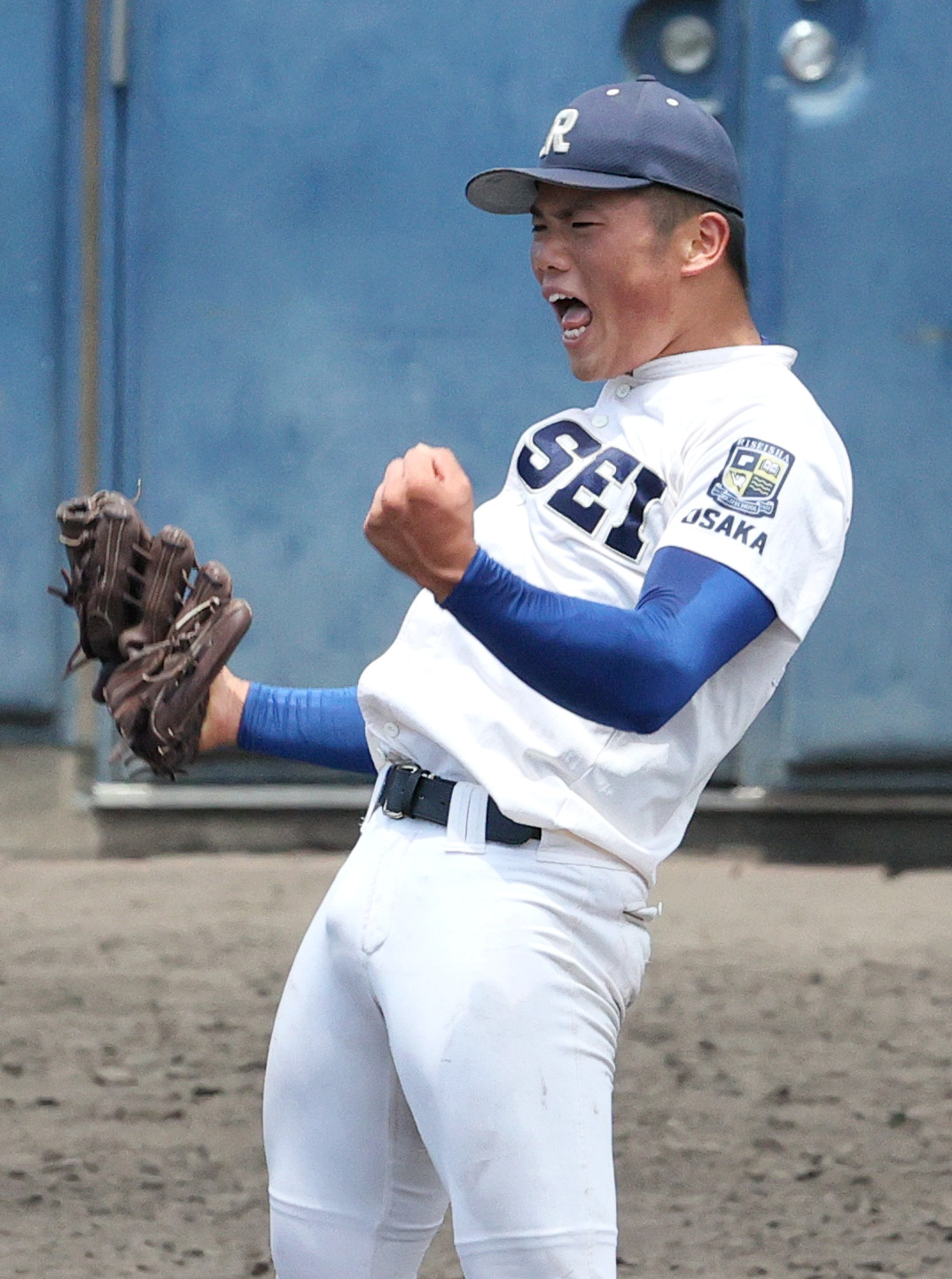 履正社対大阪桐蔭　9回裏大阪桐蔭2死、福田は最終打者村本から空振り三振に仕留め優勝を決めガッツポーズする（撮影・上山淳一）