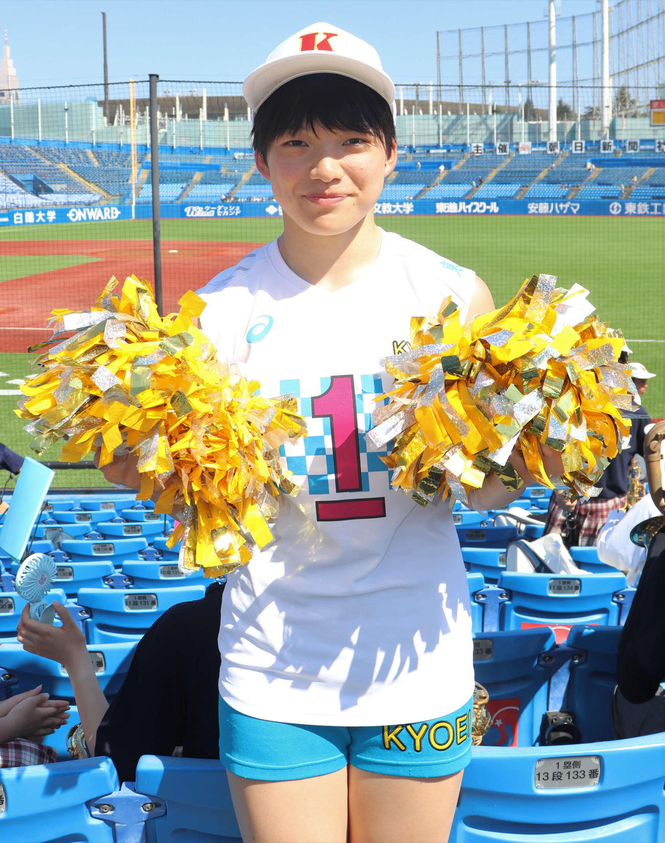 野球部の応援でチアダンスに臨む共栄学園・女子バレー部の橋本主将（撮影・玉利朱音）