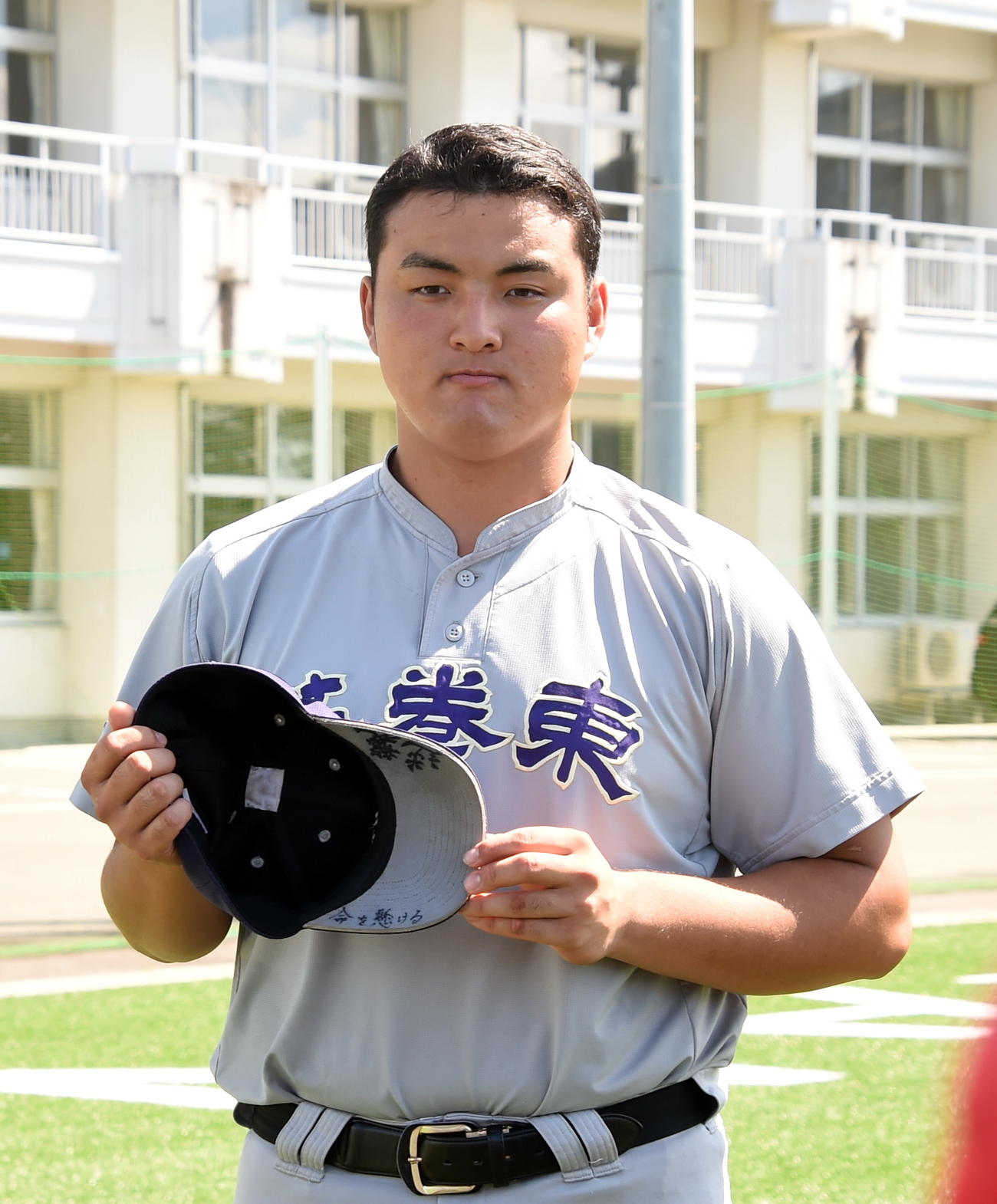 「命を懸ける」「逆襲」と記した帽子を見せながら取材対応する花巻東・佐々木麟（2023年7月27日撮影）