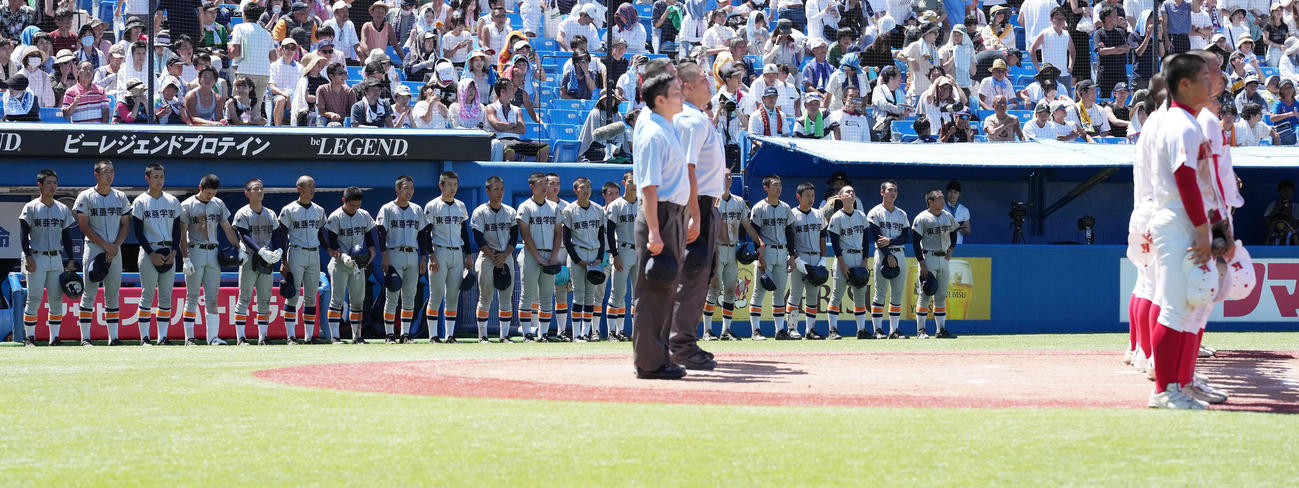 共栄学園対東亜学園　共栄学園に敗れ、肩を落とす東亜学園ナイン（撮影・鈴木みどり）