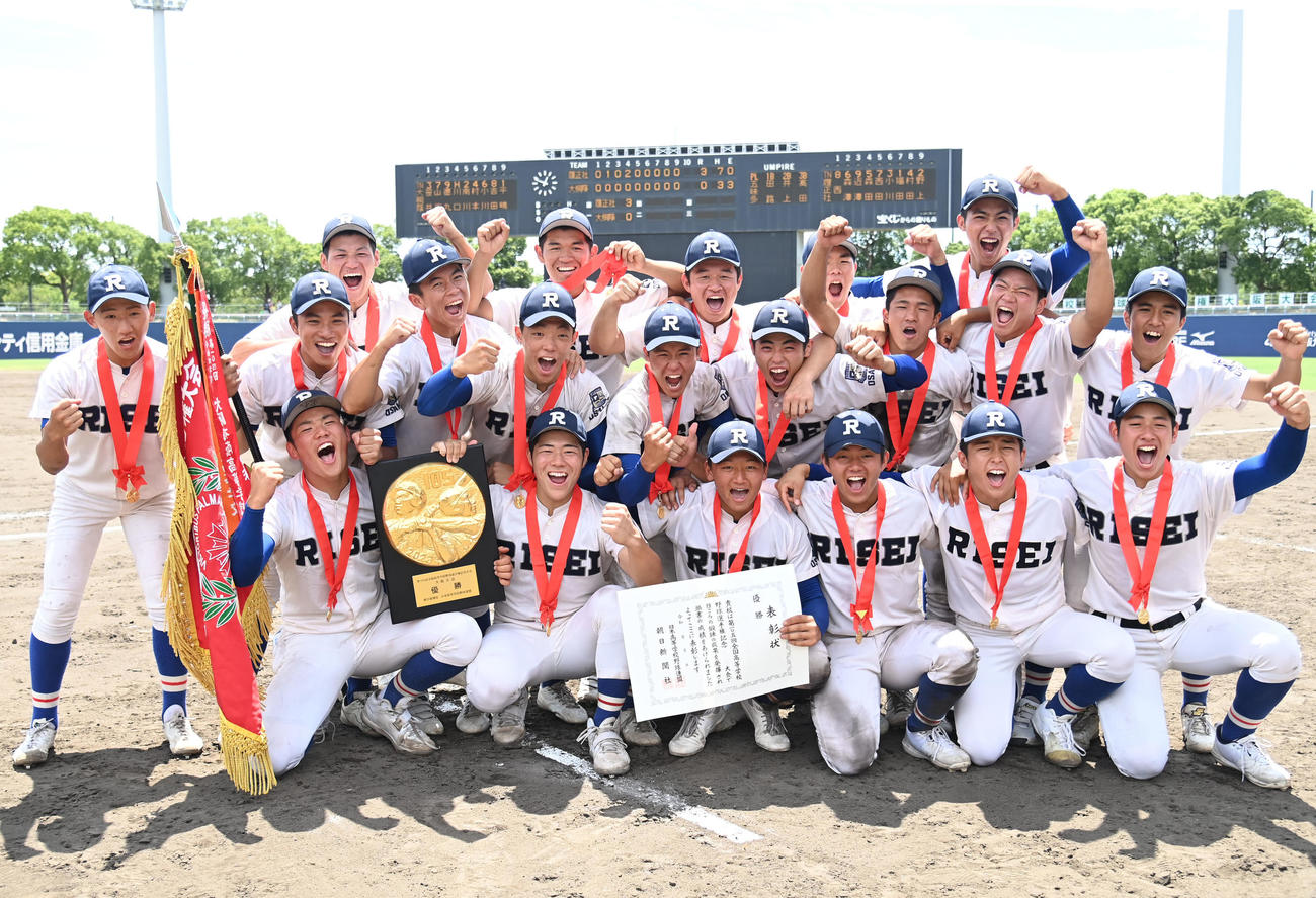 履正社対大阪桐蔭　大阪桐蔭に勝利し喜ぶ履正社ナイン（撮影・石井愛子）