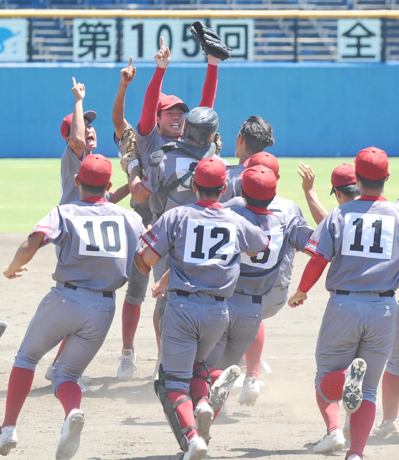 優勝した瞬間、マウンドで歓喜する浜松開誠館ナイン