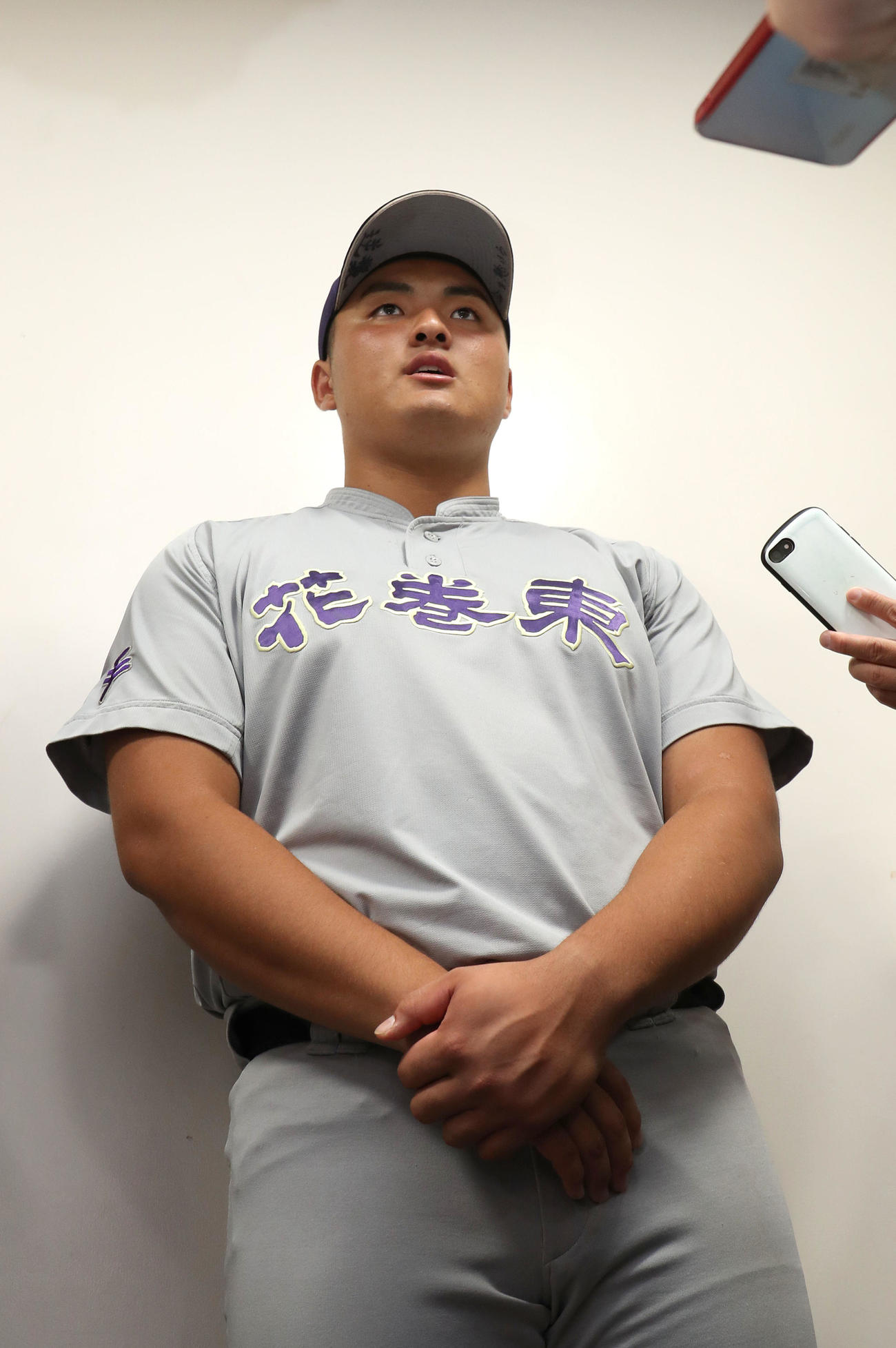 甲子園見学会を終え囲み取材を受ける花巻東・佐々木（撮影・白石智彦）