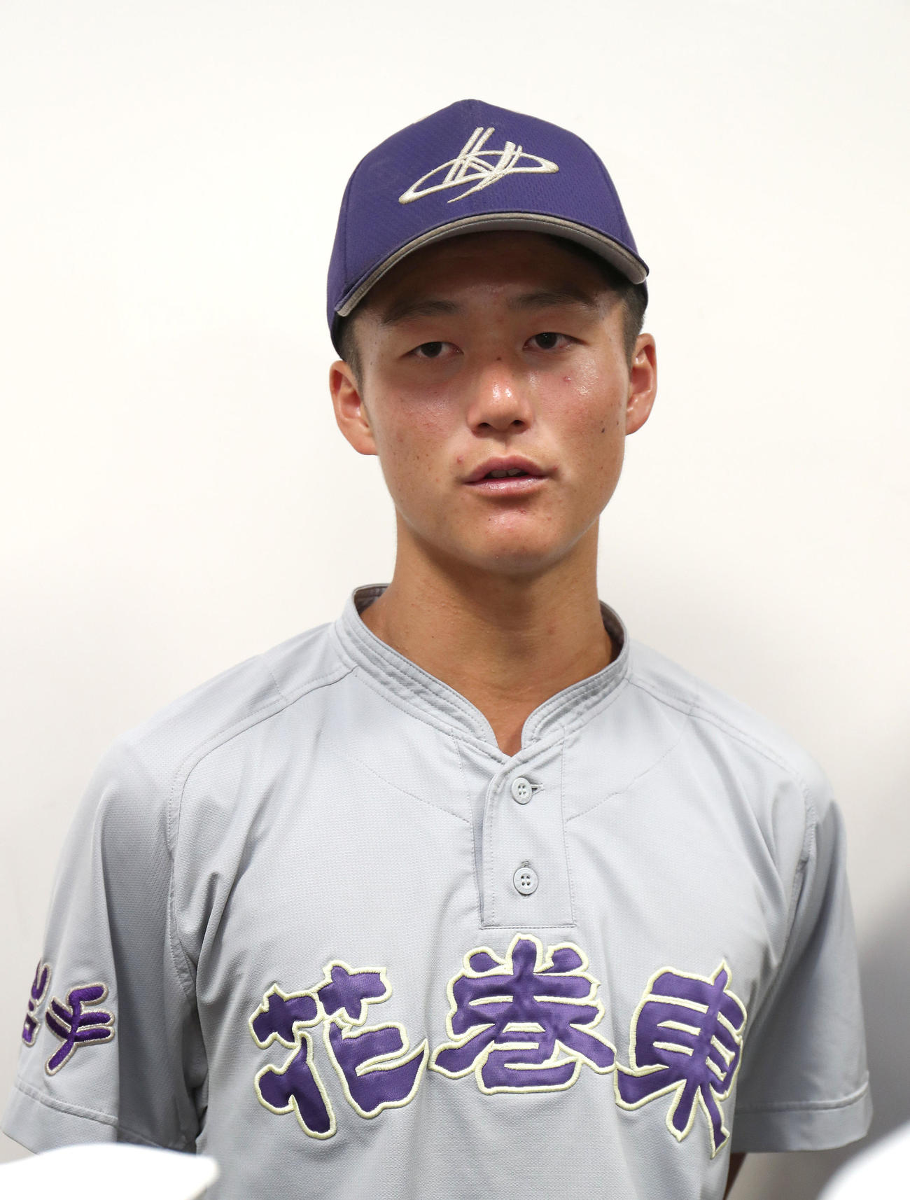 甲子園見学会を終え囲み取材を受ける花巻東・千葉主将（撮影・白石智彦）