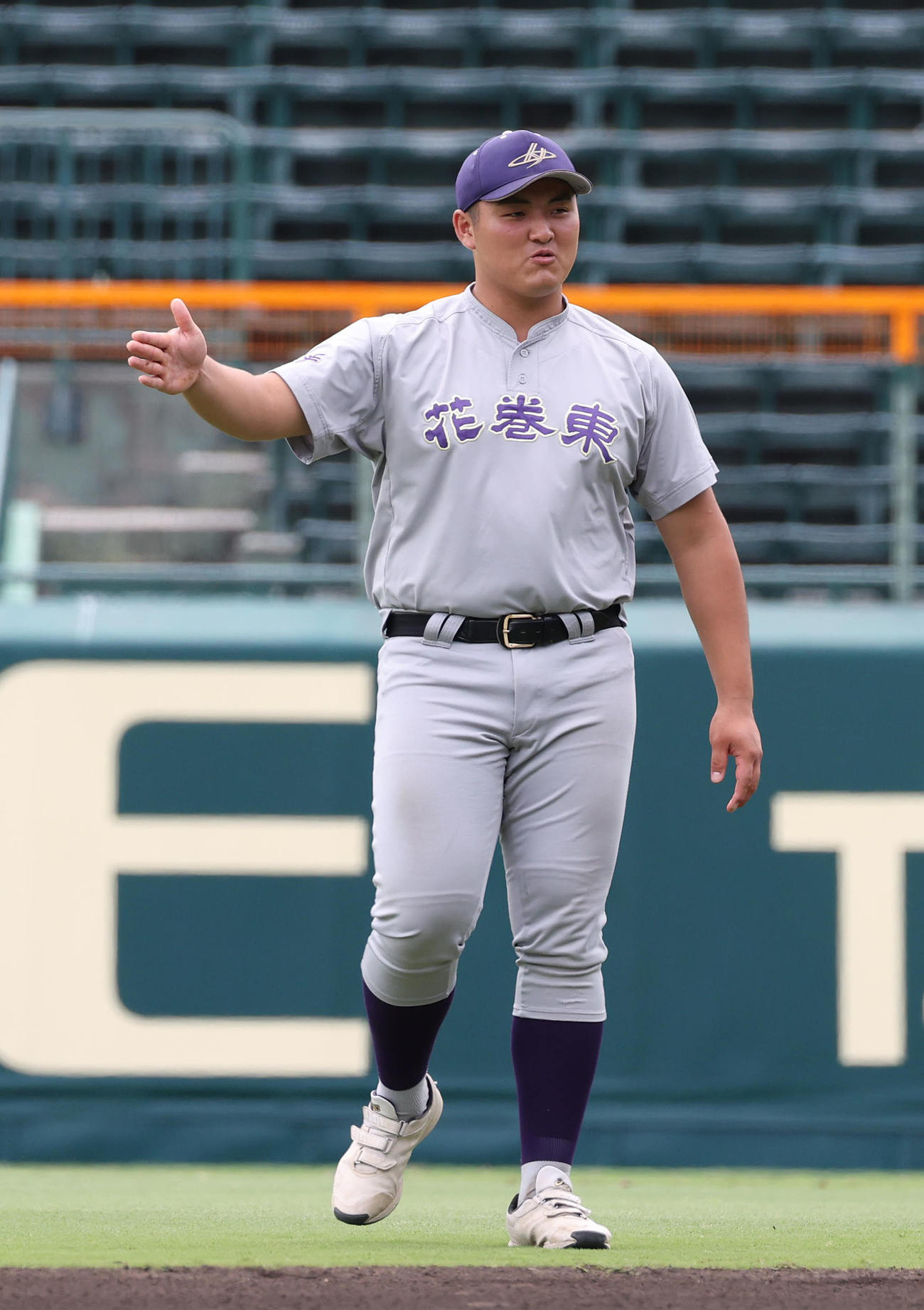 甲子園見学会でナインと会話する花巻東・佐々木（撮影・白石智彦）