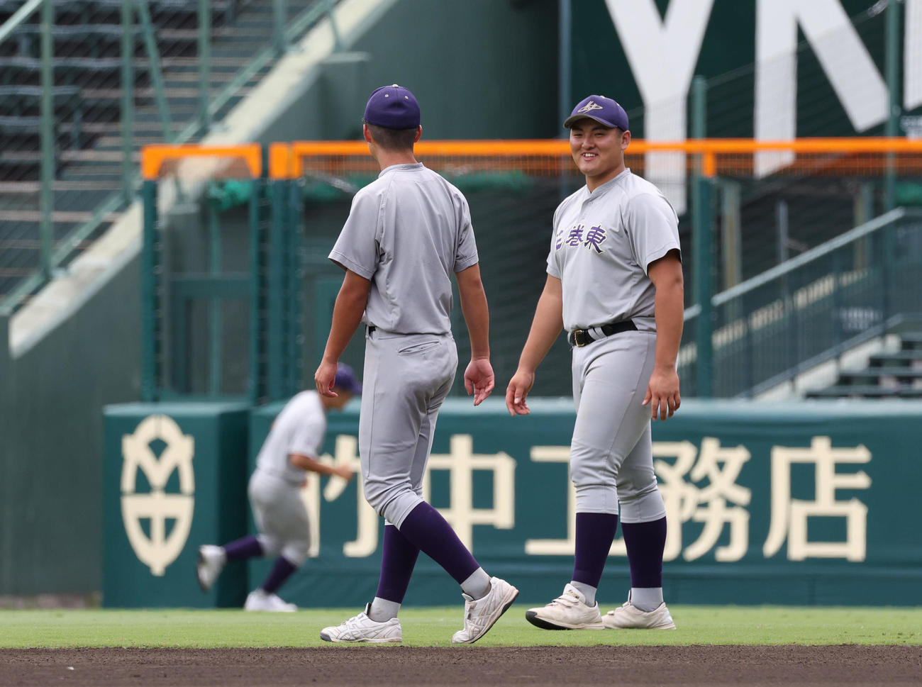甲子園見学会でナインと会話してグラウンドを歩く花巻東・佐々木（右）（撮影・白石智彦）