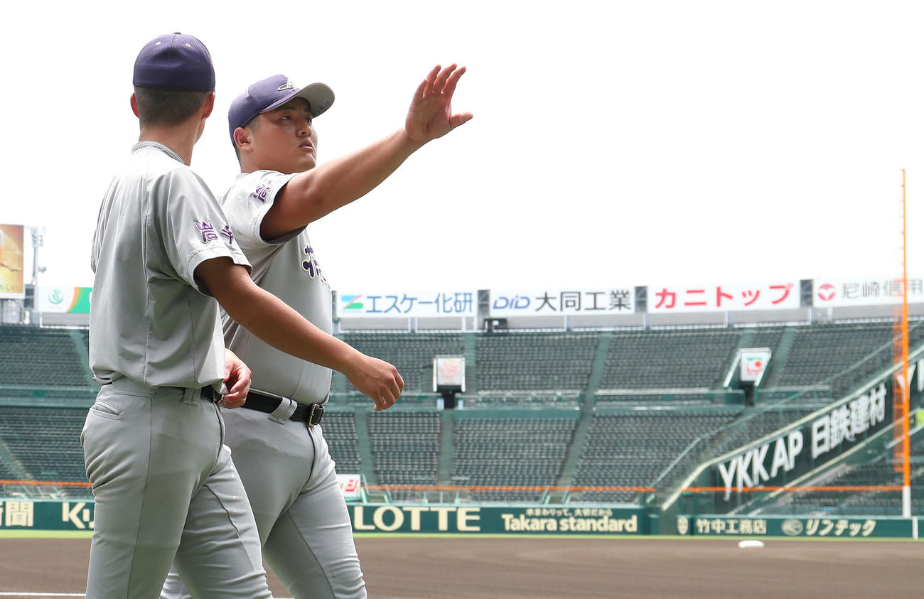 甲子園見学会で手を伸ばして大きさを測る花巻東・佐々木（右）（撮影・白石智彦）