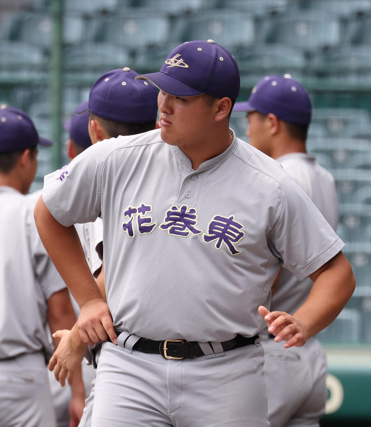 甲子園見学会でバッティングの構えをして打席の感触を確かめる花巻東・佐々木（撮影・白石智彦）