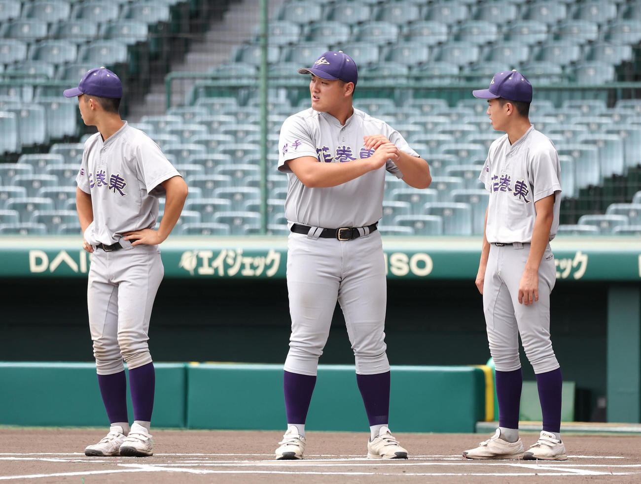 甲子園見学会でバッティングの構えをして打席の感触を確かめる花巻東・佐々木（中央）（撮影・白石智彦）