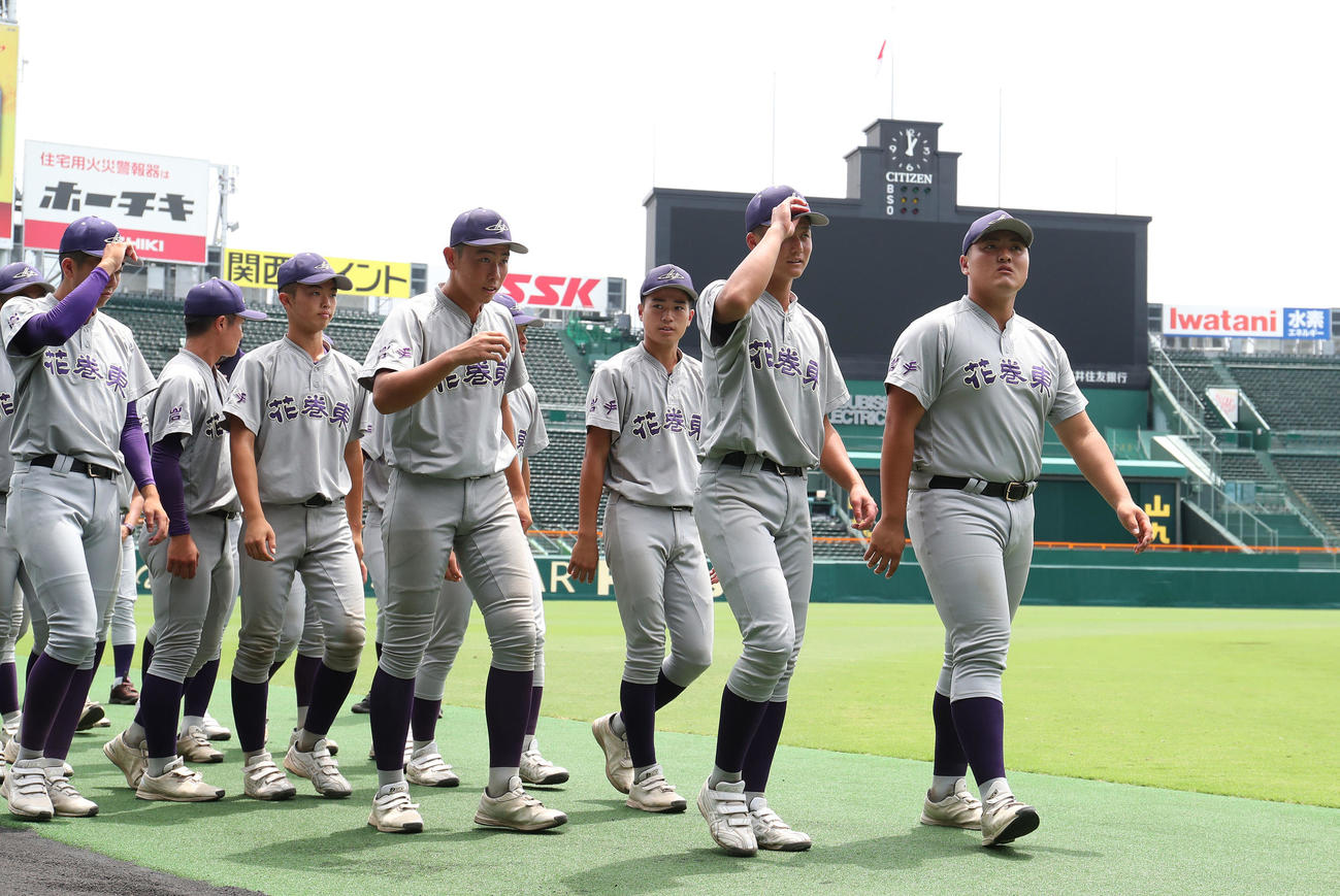 甲子園見学会でグラウンドを先頭で歩く佐々木（右）と花巻東ナイン（撮影・白石智彦）