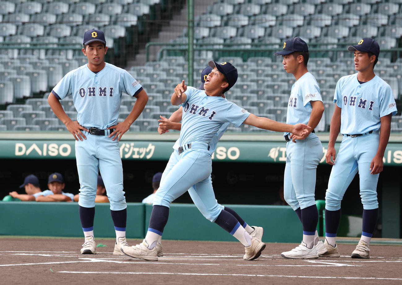 甲子園見学会でシャドウバッティングする近江ナイン（撮影・白石智彦）