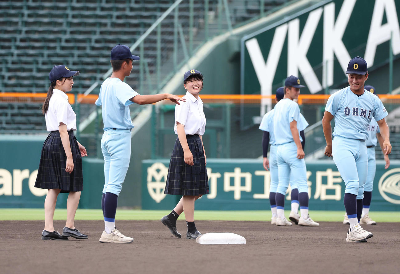 甲子園見学会でグラウンドで女子マネジャーと話す近江ナイン（撮影・白石智彦）