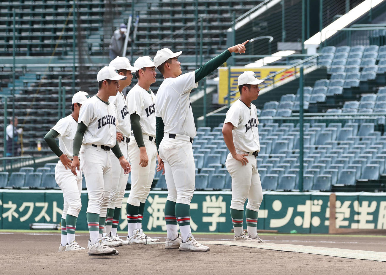 甲子園見学会でマウンドを確かめる市和歌山ナイン（撮影・白石智彦）