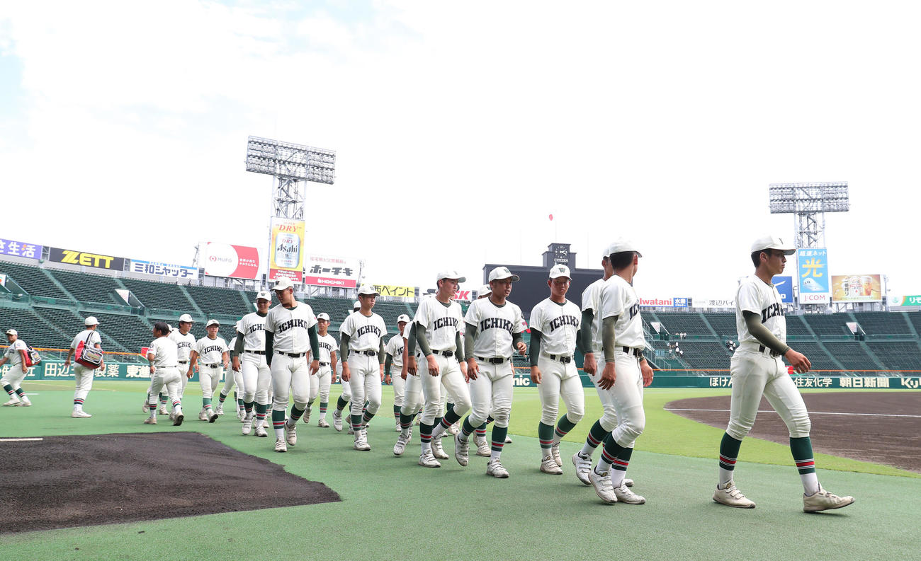 甲子園見学会でグラウンドを歩く市和歌山ナイン（撮影・白石智彦）