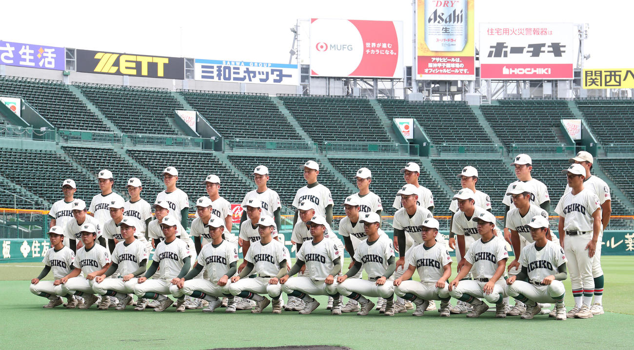 甲子園見学会で記念写真に納まる市和歌山ナイン（撮影・白石智彦）