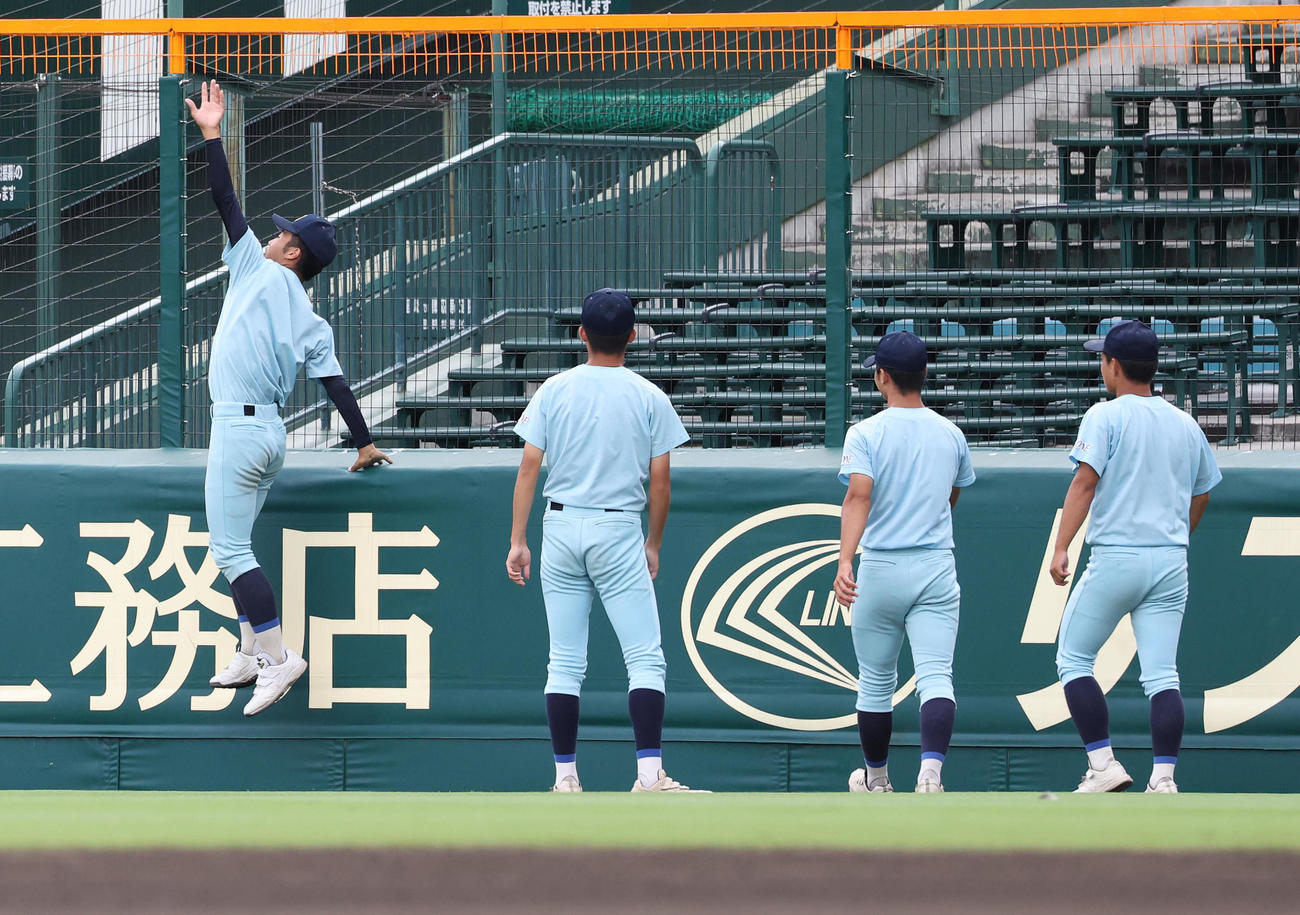 甲子園見学会で外野でジャンプする近江ナイン（撮影・白石智彦）