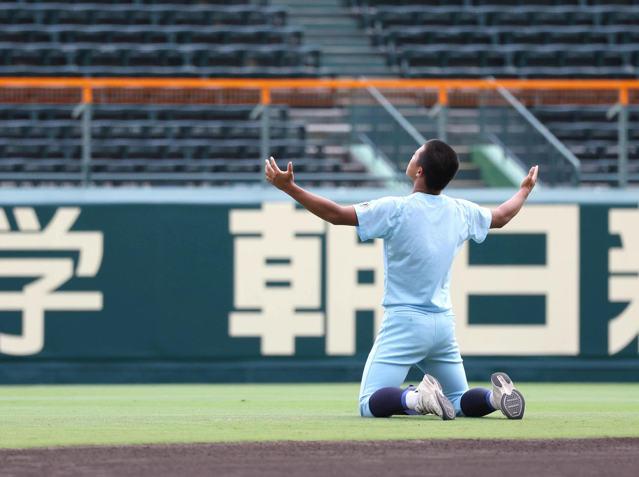 甲子園見学会で両手を広げる近江ナイン（撮影・白石智彦）