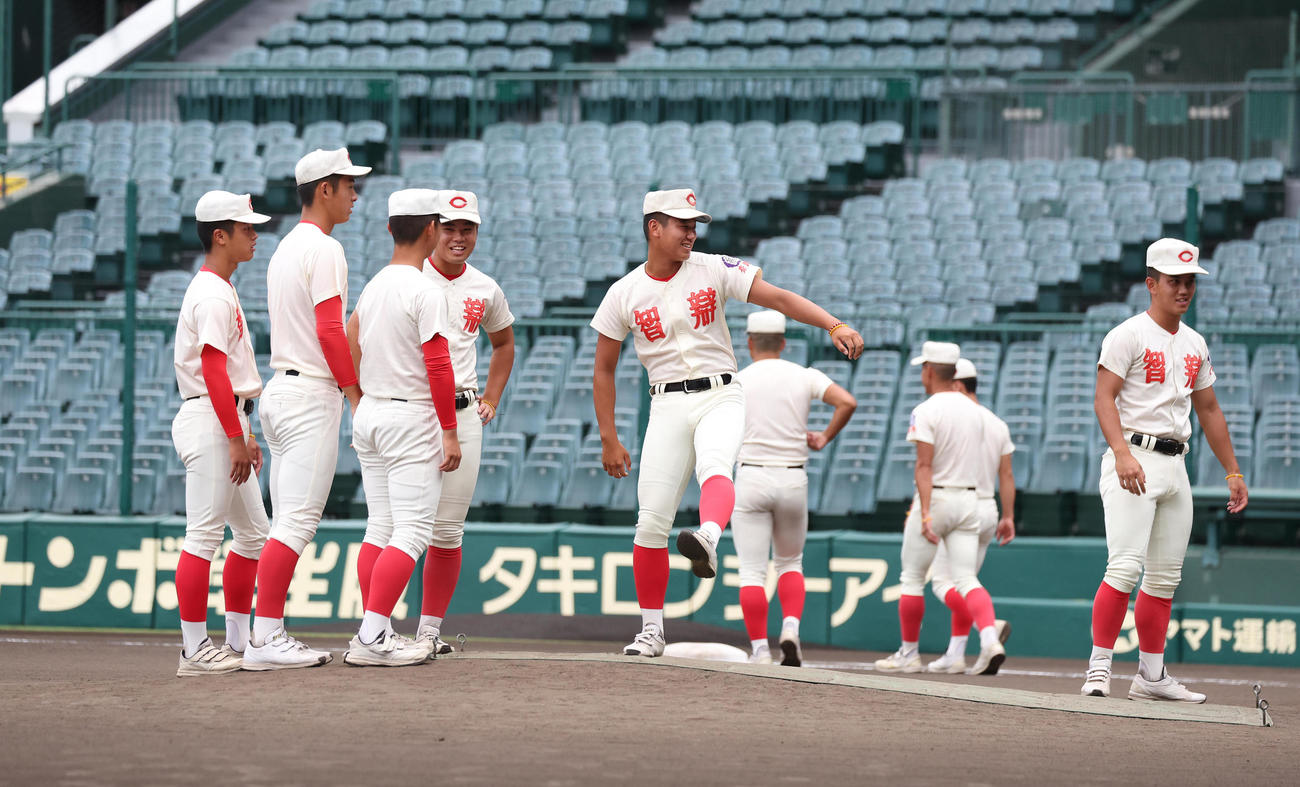 甲子園見学会でマウンドを確かめる智弁学園ナイン（撮影・白石智彦）