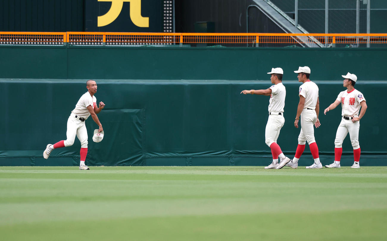 甲子園見学会で帽子を使って返球の練習する智弁学園ナイン（撮影・白石智彦）