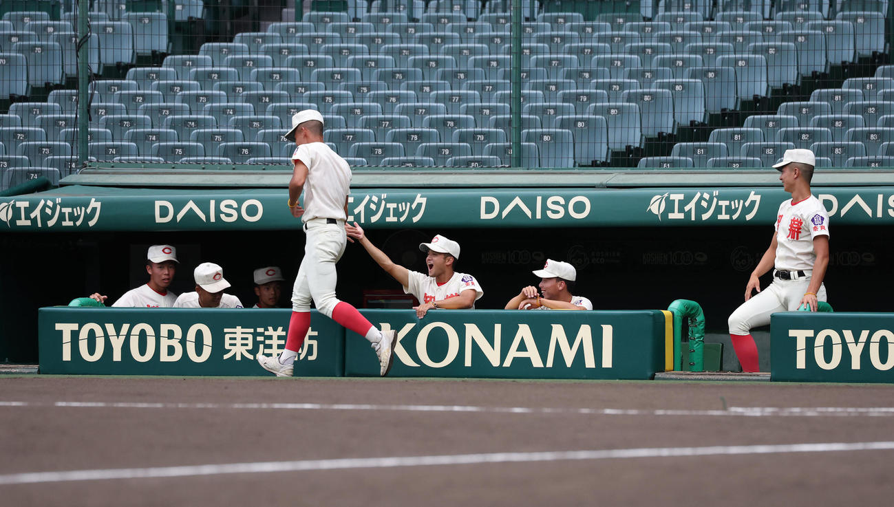 甲子園見学会でベンチで生還のマネをする智弁学園ナイン（撮影・白石智彦）